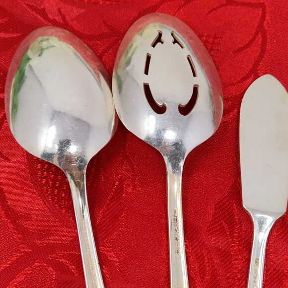3 INTERNATIONAL HOLMES & EDWARDS ROMANCE SILVERPLATE Serving Spoons n Spredder - Picture 11 of 11